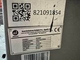 une image montrant un gros plan d'une étiquette apposée sur une machine