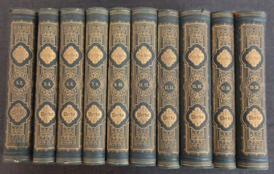 six vieux livres alignés en rangées sur une table