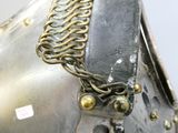 un gros plan d'un casque muni d'une chaîne