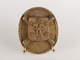 Gros plan sur une bague en or ornée d'une croix