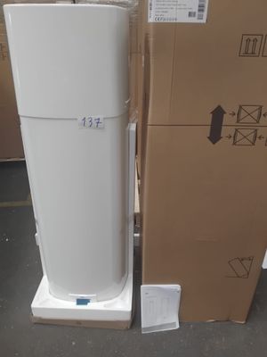 un réfrigérateur blanc posé à côté d'un carton