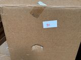 des cartons empilés les uns sur les autres dans une pièce