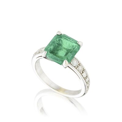une bague en émeraude et diamant