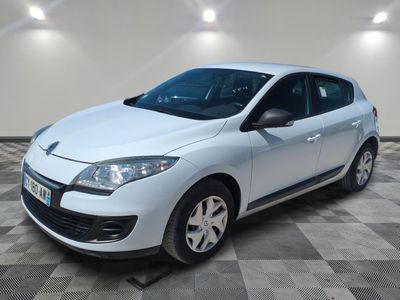 la voiture blanche est garée dans le garage sur un sol en damier