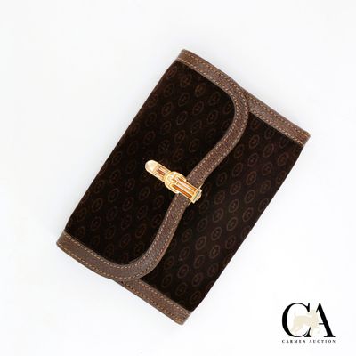 portefeuille marron et noir avec un fermoir doré sur fond blanc
