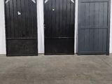 trois portes noires ouvertes dans un garage