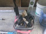 un seau rempli d'outils posé sur une table