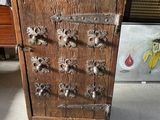 une armoire en bois sur laquelle sont fixées plusieurs poignées