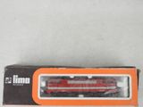une boîte orange et noire dans laquelle se trouve un train rouge