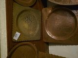 de nombreux types d'assiettes et de casseroles accrochés au mur