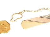 trois bijoux, à savoir une cravate, une pince à cravate et une paire de boucles d'oreilles