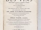 un livre ouvert posé sur une table