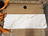 une boîte en carton sur laquelle est posée une feuille de papier