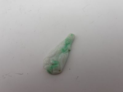 une photo d'un morceau de jade vert posé sur un fond blanc