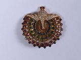 une broche en or ornée de pierres multicolores