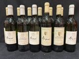 six bouteilles de vin sont alignées sur une table