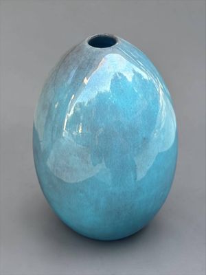 un vase bleu posé sur une table