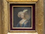 portrait d'une femme vêtue d'une robe bleue et d'un chapeau orné de plumes