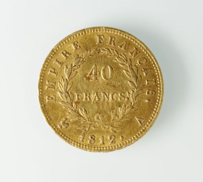 gros plan d'une pièce de monnaie sur une surface blanche avec un fond blanc