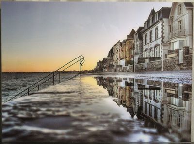 une photo d'une photo d'un coucher de soleil sur un plan d'eau