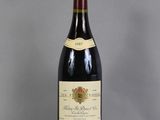 gros plan d'une bouteille de vin sur une table
