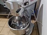 une photo d'une cuisine avec un mixeur et un saladier