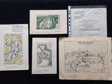 quatre timbres différents sont posés sur une feuille de papier posée sur une surface noire