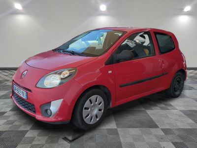 la photo d'une voiture rouge garée dans un garage