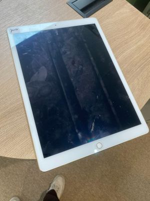 A L'ETUDE : Un iPad APPLE, modèle A1652, n° de série DLXSF09…