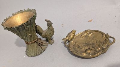deux vases en or posés l'un à côté de l'autre sur une table