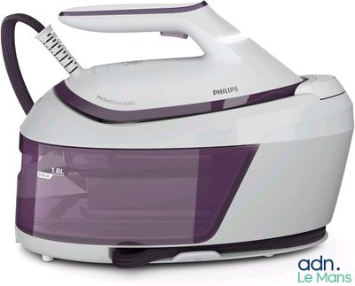 un fer à repasser à vapeur blanc et violet posé sur une surface blanche