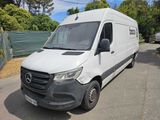 la camionnette blanche est garée sur le côté de la route