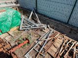 a pile of junk that is sitting on the ground