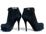 bottes noires à talons hauts avec des fermetures éclair sur le devant et sur le côté