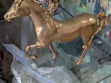 une figurine de cheval en or exposée dans une vitrine
