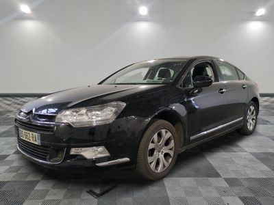 la photo d'une voiture noire sur un sol en damier