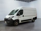la photo d'une camionnette blanche garée dans une pièce