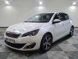 la voiture blanche est garée sur un carrelage à carreaux
