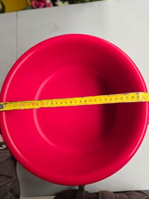 Quelqu'un mesure la hauteur d'un bol à l'aide d'un mètre ruban