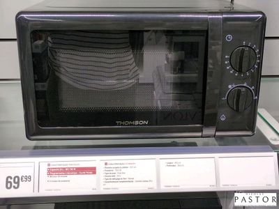 un micro-ondes posé sur une étagère dans un magasin