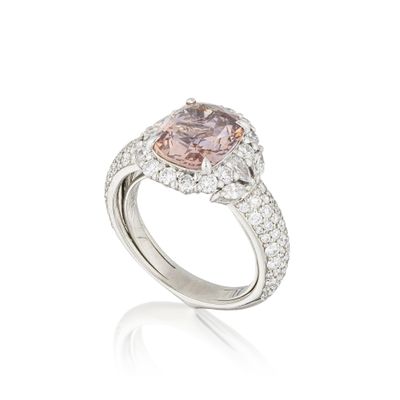 une bague en or blanc sertie d'un diamant rose
