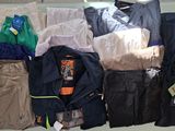 une pile de vêtements posée sur une table
