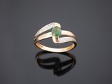 une bague en or sertie d'une émeraude et de diamants