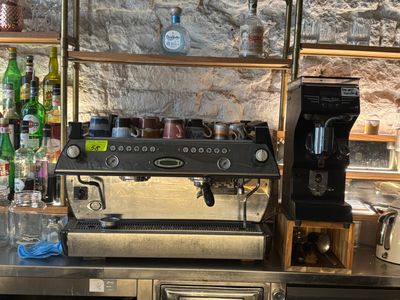 une photo d'une machine à café posée sur un plan de travail