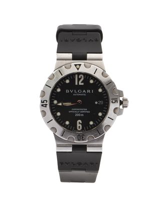 un gros plan d'une montre sur un fond blanc avec un fond blanc