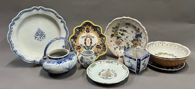 plusieurs assiettes et bols posés sur une table