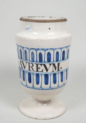 un vase blanc et bleu avec un couvercle marron