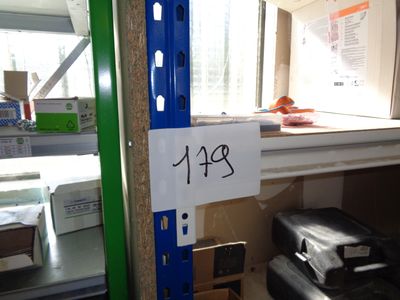 une affiche posée sur une étagère dans un magasin où se trouvent de nombreuses boîtes