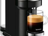 une cafetière noire avec une tasse de café posée devant
