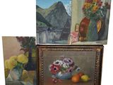 trois tableaux représentant des fleurs et des fruits posés sur une table devant une fenêtre